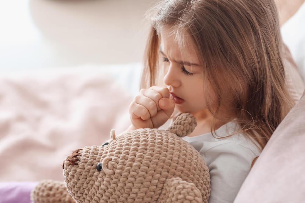 Černý kašel u dětí i dospělých: Příznaky, léčba a jak jej odlišit od běžného kašle